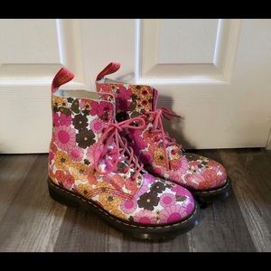 Dr. Martens women’s 1460 Pascal pink daisy floral